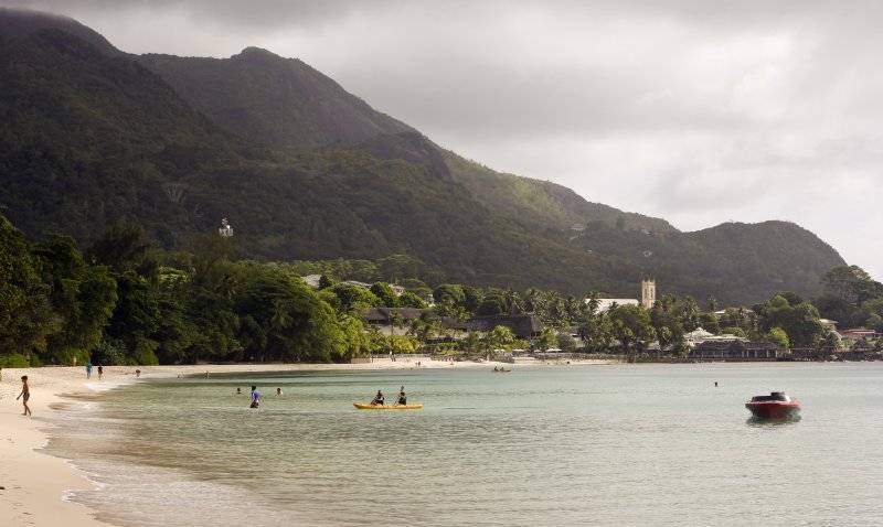 plage-beau-vallon  (©  Seychelles Booking)