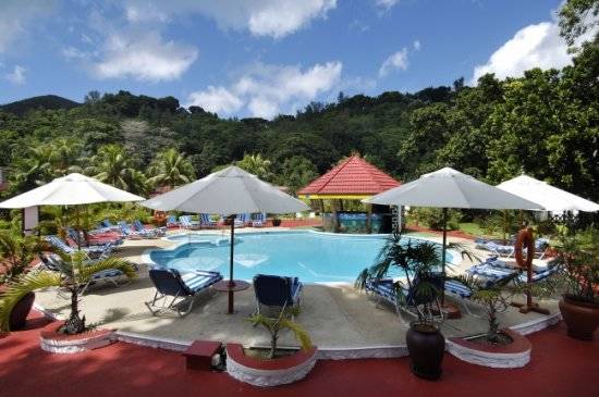 seychelles-berjayapraslinbeach-swimmingpool  (© Vision Voyages TN / Berjaya Praslin Beach Hotel)