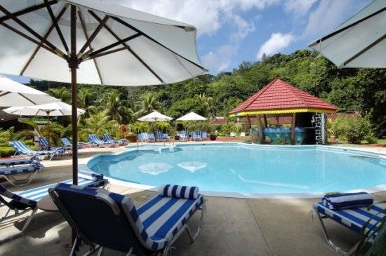 seychelles-berjayapraslinbeach-swimmingpool2  (© Vision Voyages TN / Berjaya Praslin Beach Hotel)