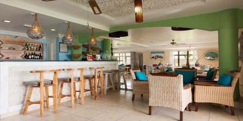 seychelles-booking-le-relax-beach-house-la-digue-veranda-bar1  (© Vision Voyages TN / Le Relax Beach House)