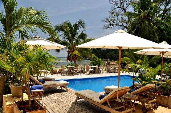 seychelles-crown-beach-swimming-pool  (© Vision Voyages TN / Crown Beach Hotel)