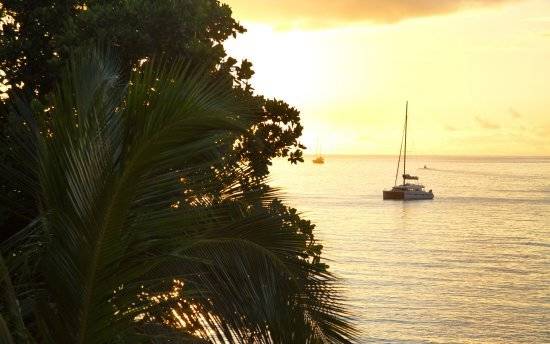 seychelles-mahe-coral-strand-standard-sunset  (© Vision Voyages TN / Coral Strand Smart Choice Hotel)