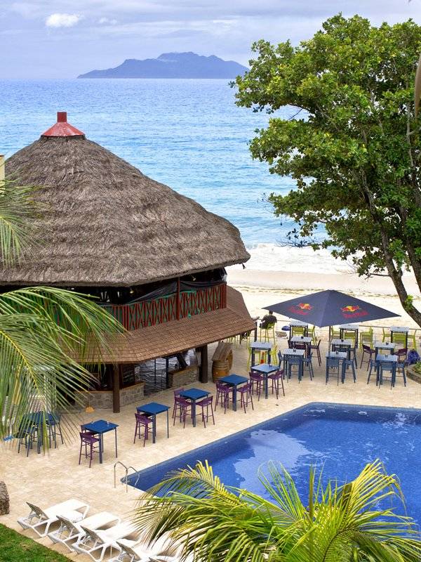 seychelles-mahe-coral-strand-vue-piscine-bar  (© Vision Voyages TN / Coral Strand Smart Choice Hotel)