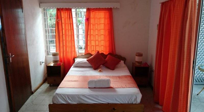 seychelles-praslin-c-est-mon-choix-triple-room-3  (©  / C est Mon Choix Hotel)