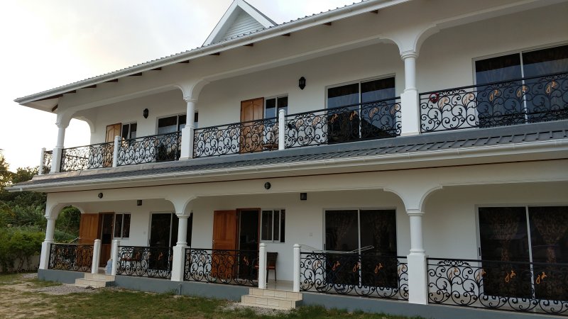 seychelles-praslin-casadani-luxury-appartement-exterior-2  (©  Seychelles Booking)