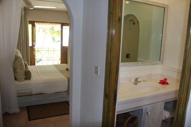 seychelles-praslin-indian-ocean-lodge-chambre-standard-salle-de-bain4  (©  Seychelles Booking)