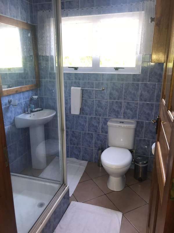 seychelles-praslin-villa-aya-room-bathroom-2  (©  Seychelles Booking)