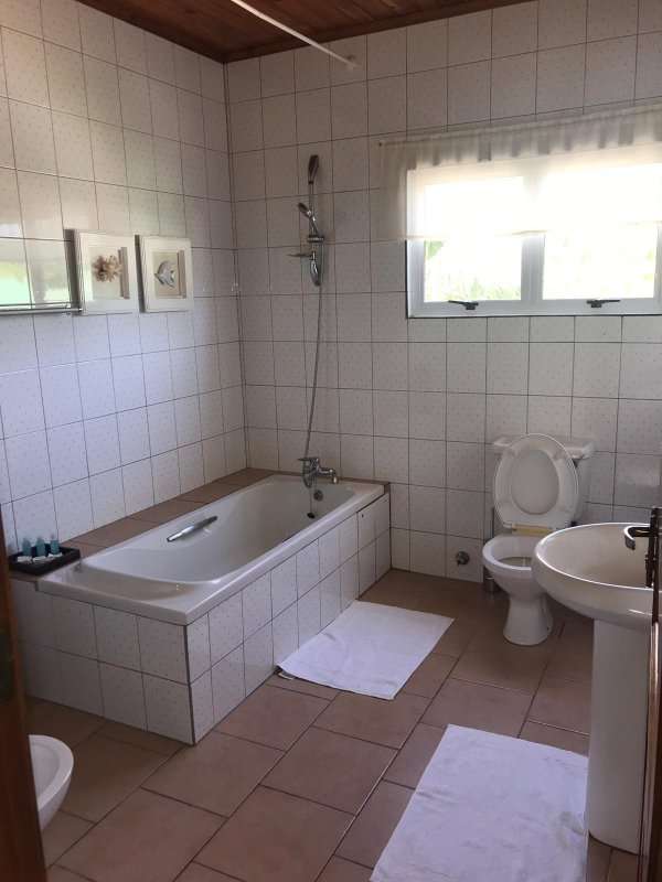 seychelles-praslin-villa-aya-room-bathroom  (©  Seychelles Booking)