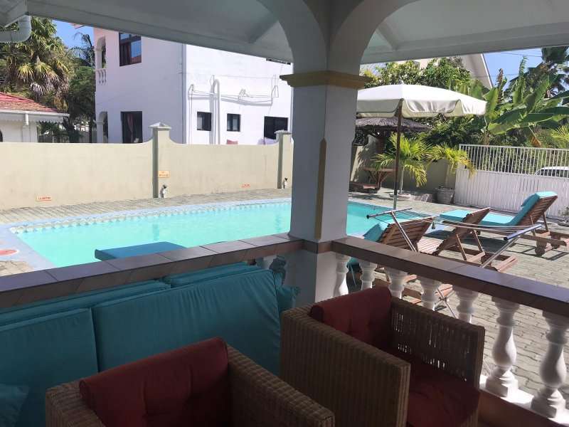 seychelles-praslin-villa-aya-terrace-room-swiming-pool-view  (©  Seychelles Booking)